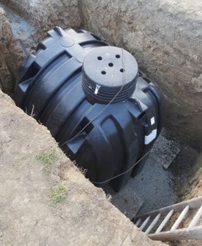 Instalace nádrže na dešťovou vodu.